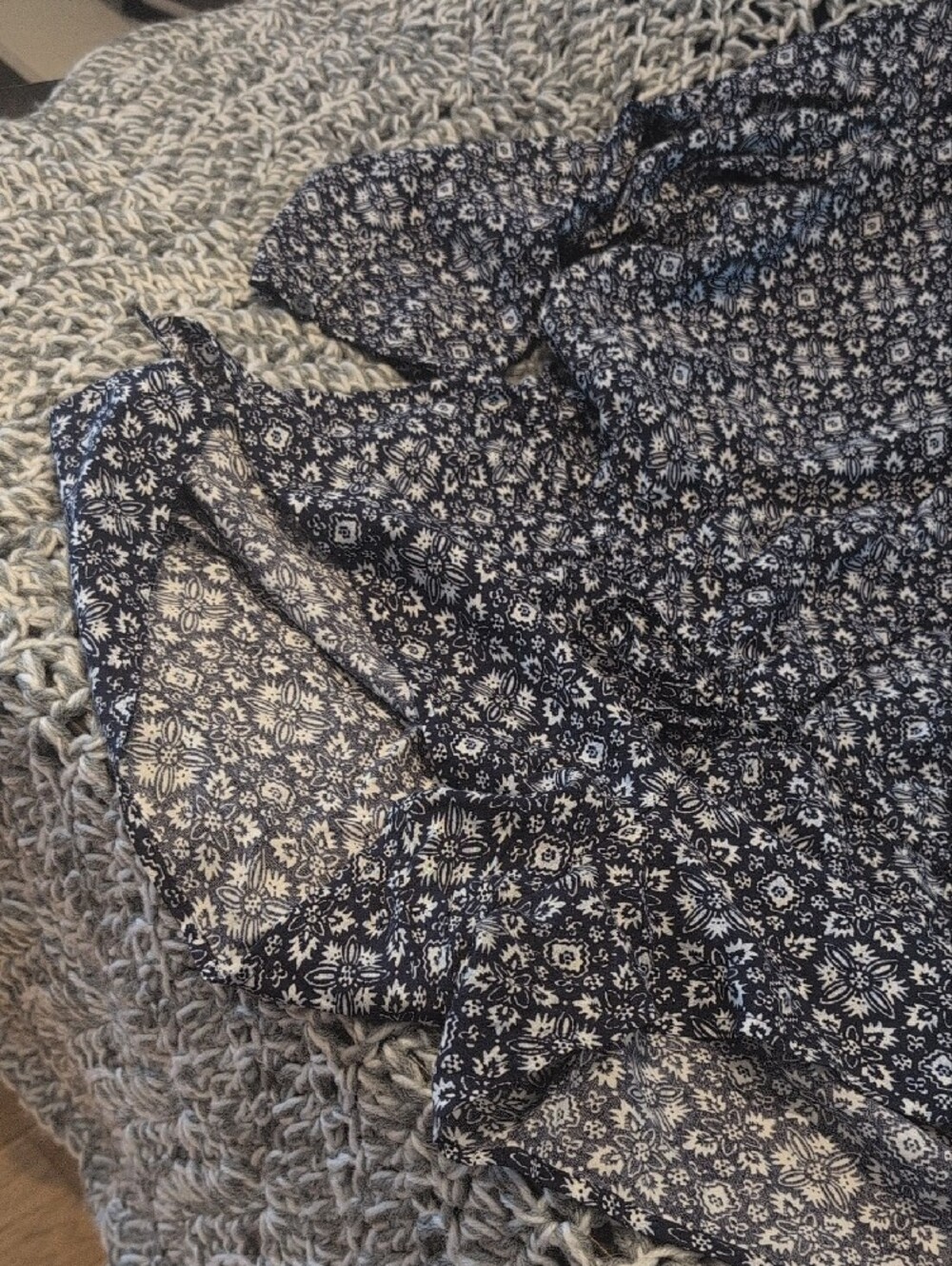 468 - GAP Navy Blue & White Floral Romper, Lrg, Casual Chic Summer One-Piece - Picture 5 of 13
